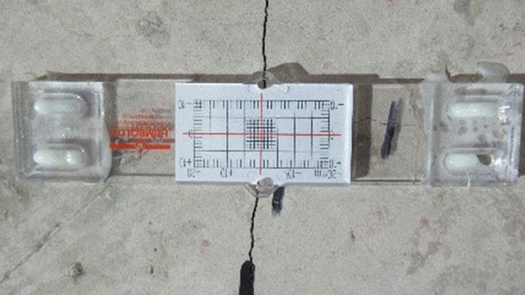 Crack width monitoring